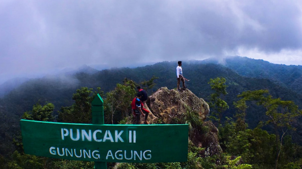 Abu vulkanik yang dikabarkan berasal dari letusan Gunung Agung, ternyata berasal dari kebakara di salah satu tempat di Bali. 