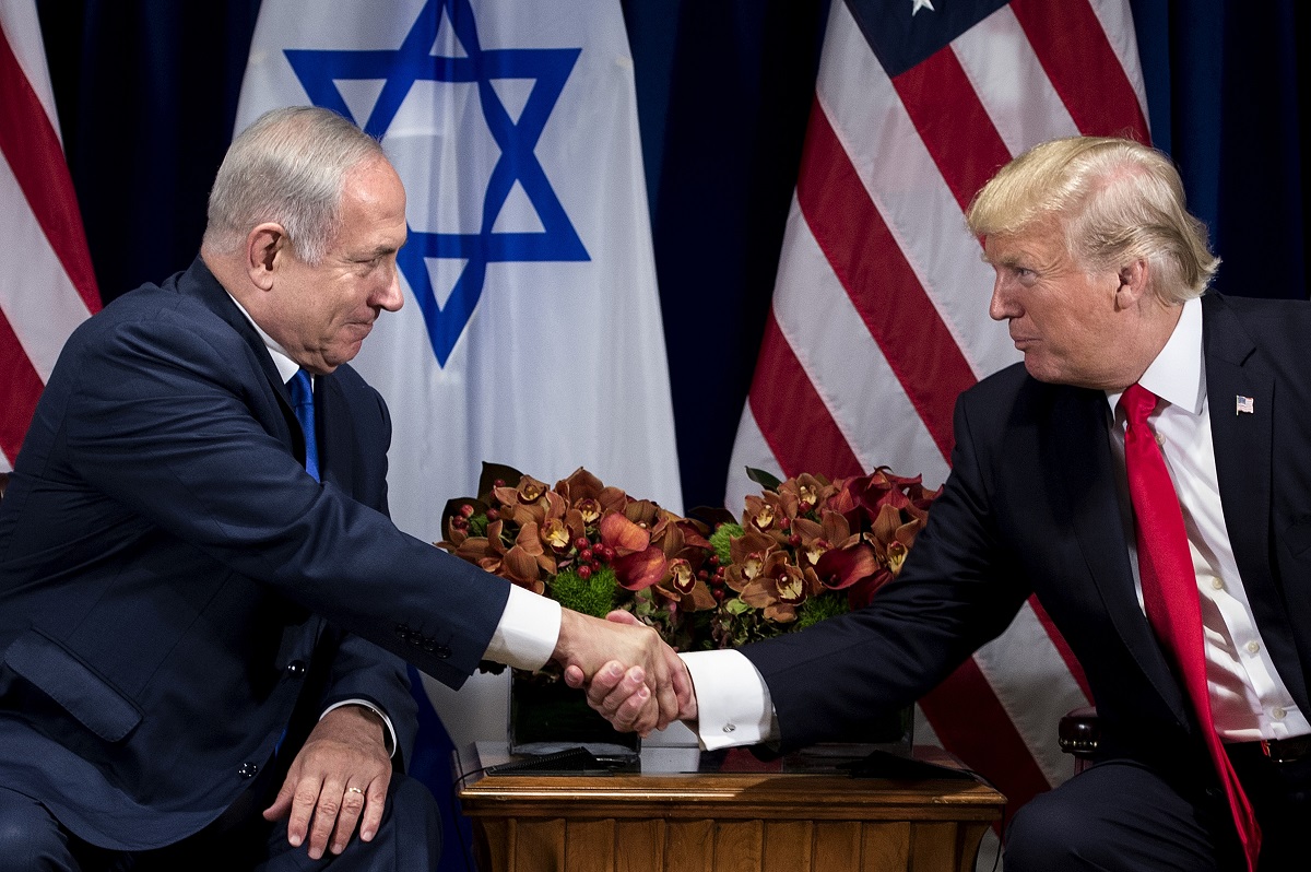 Perdana Menteri Israel Benjamin Netanyahu (kiri) dan Presiden Amerika Serikat Donald Trump berjabat tangan jelang pertemuan di Palace Hotel di sesi ke-72 Majelis Umum PBB di New York, 18 September 2017. (foto: Brendan Smialowski/AFP)