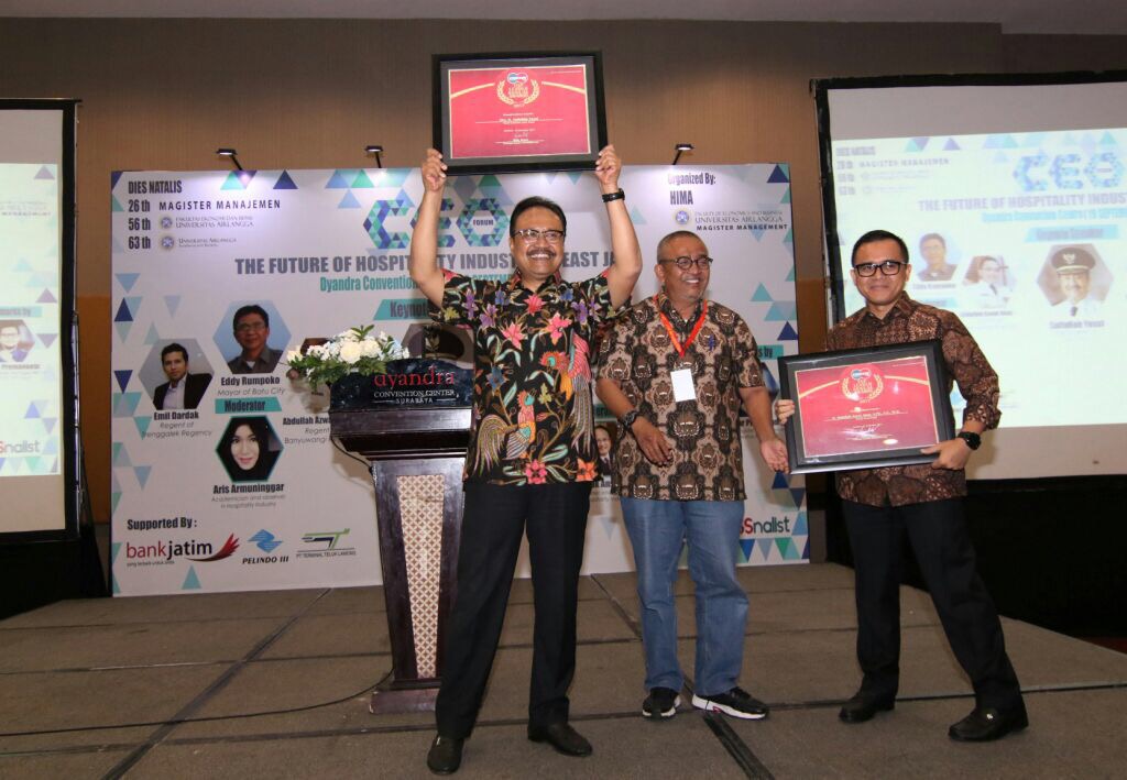 Wagub Jatim Saifullah Yusuf dan Bupati Abdullah Azwar Anas ketika menerima penghargaan dari CEO Forum