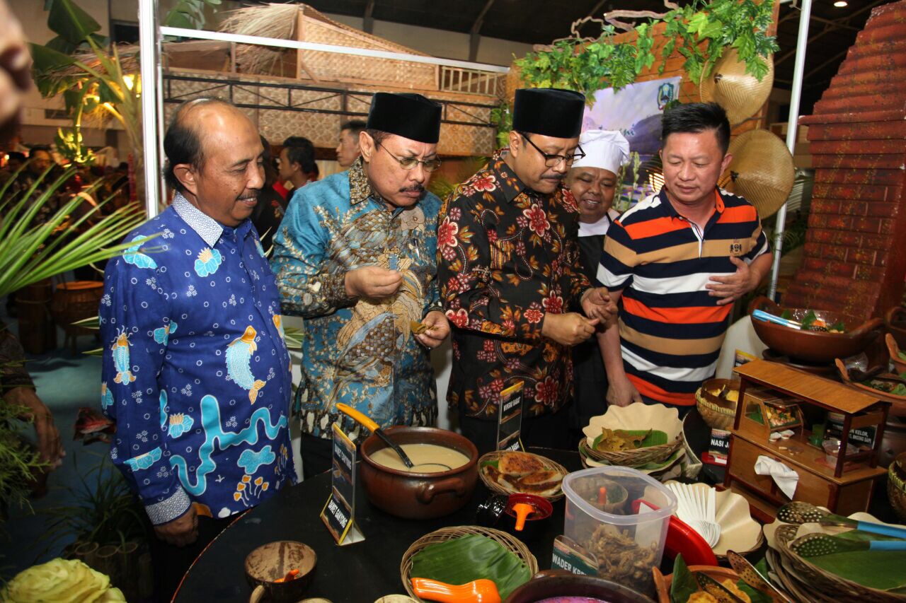 Wagub Jatim (dua kanan) Saifullah Yusuf saat menikmati Kuliner lokal di JX Expo, Selasa (19/9/2017) malam