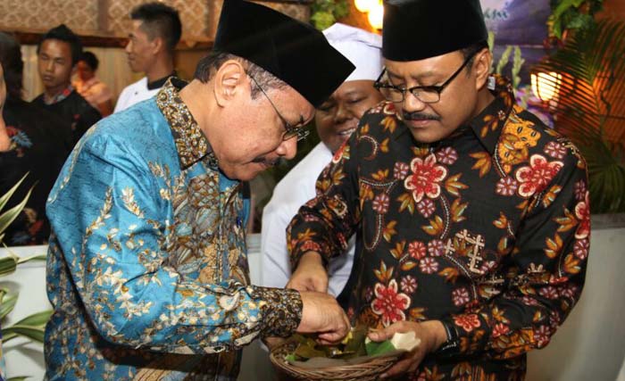 Wagub Jatim Saifullah Yusuf bersama Sekda Provinsi Jatim Akhmad Sukardi mencicipi makanan khas Jatim pada pembukaan Festival Makanan Khas Jatim 2017 di JX International Expo, Selasa 19 September malam.  (foto: humas prof.jatim)