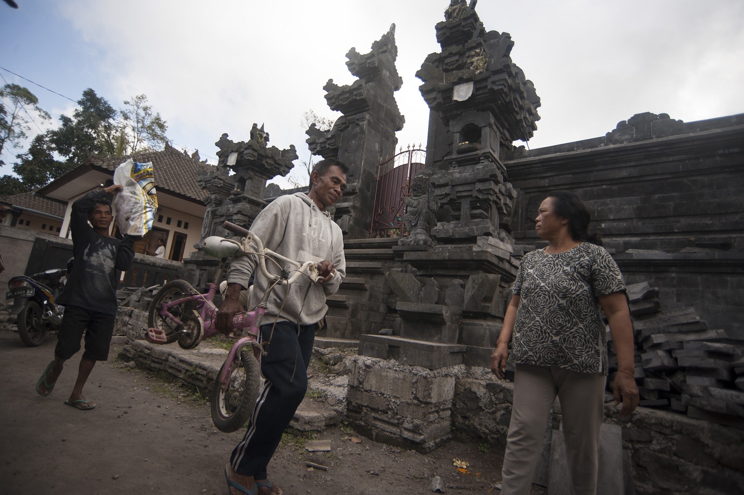 Warga membawa barang-barangnya untuk mengungsi dari Desa Sebudi yaitu salah satu desa terdekat dengan puncak Gunung Agung, Karangasem, Bali, Rabu (20/9). Sebagian warga setempat memilih mengungsi sendiri tanpa harus dievakuasi petugas menyusul adanya rekomendasi zona larangan aktivitas di radius enam hingga 7,5 km dari puncak Gunung Agung yang hingga kini berstatus siaga. (Foto: ANTARA/Nyoman Budhiana/foc/17)