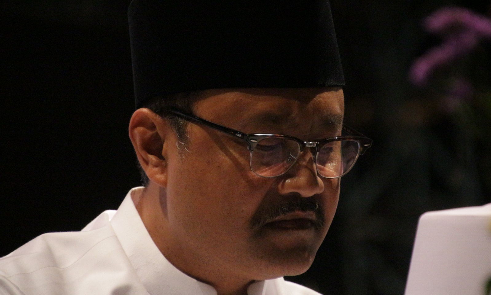 Gus Ipul saat khidmat membaca lantunan shalawat bersma Habib Syech, di malam pergantian tahun baru Islam, Rabu, 20 September 2017, (Foto:frd/ngopibareng.id)