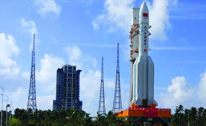 Roket Long March 5 milik China, sudah di tempat peluncuran di  Wenchang Space Launch Centre di Provinsi Hainan. (foto: dokumentasi spaceflight)