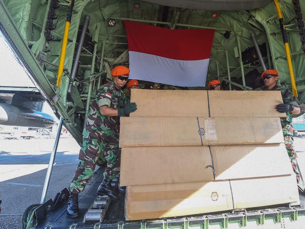 Bantuan kemanusiaan dari pemerintah Indonesia untuk para pengungsi Rakhine State, siang ini, Kamis, 21 September 2017, tiba di Bandara Internasional Yangon, Myanmar. (Foto: Biro Pers/Setpres) 