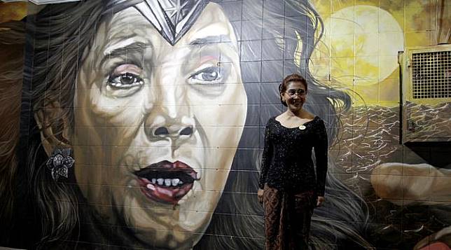 Menteri Susi Pudjiastuti mendatangi lokasi lukisan mural yang memajang gambar dirinya bak Wonder Woman, di Kota Solo. (Foto: Istimewa)