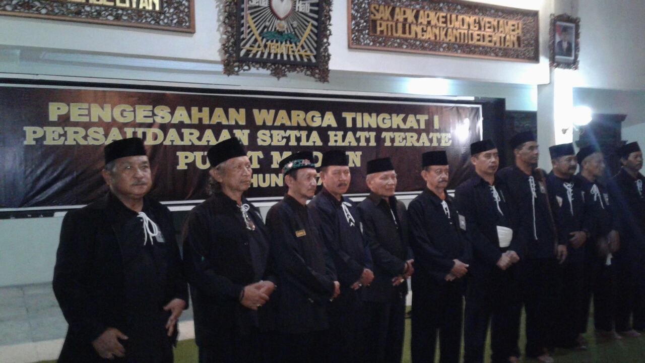 Perguruan Pencak Silat PSHT menggelar pengesahan warga tingkat I di Madiun, tadi malam.  