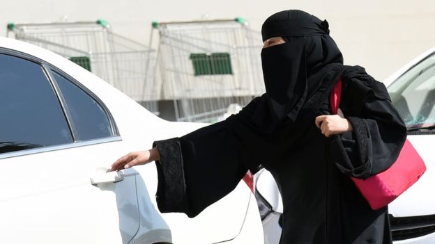 PEREMPUAN: Setelah belanja, kata Syekh al Hajari, maka otak perempuan tinggal seperempat.(foto:bbc)