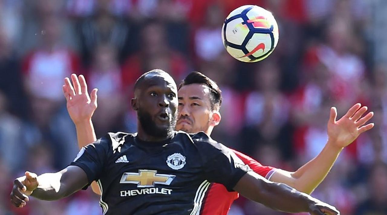Romelu Lukaku (depan) yang berhasil mencetak gol semata wayang Manchester United saat menjamu Southampton di Saint Mary Stadium, pada Sabtu 23 September 2017. (foto: AFP)