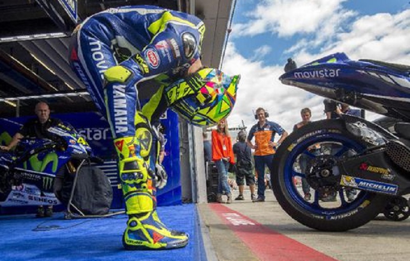 Valentino Rossi, sempat mengaku menahan sakit saat menjalani sesi kualifikasi MotoGP Aragon, Sabtu 23 September 2017. 