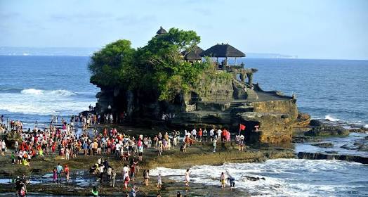 Aktivitas normal di destinasi Tanah Lot. 