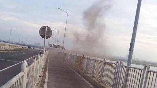 Asap keluar dari sela-sela beton Jembatan Suramadu