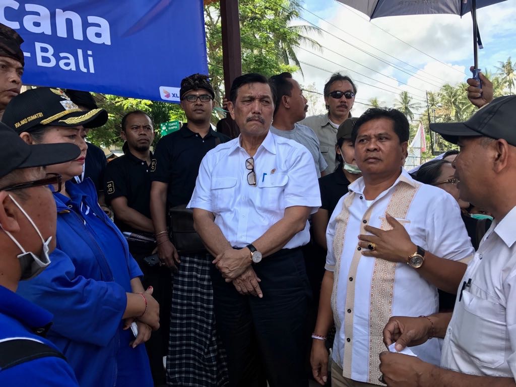 Menko Maritim Luhut Binsar Panjaitan mengunjungi wilayah Karangasem, 24 September 2017. (Foto: Istimewa)