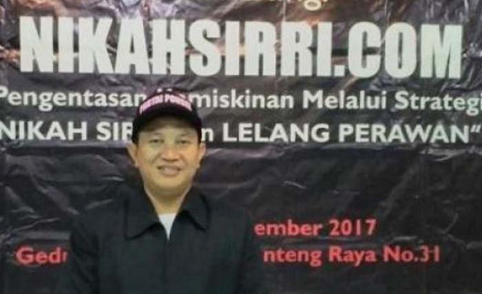 Aris Wahyudi, pendiri  nikahsirri.com, diprotes para tetangga. (foto: dokumentasi: netralnews)