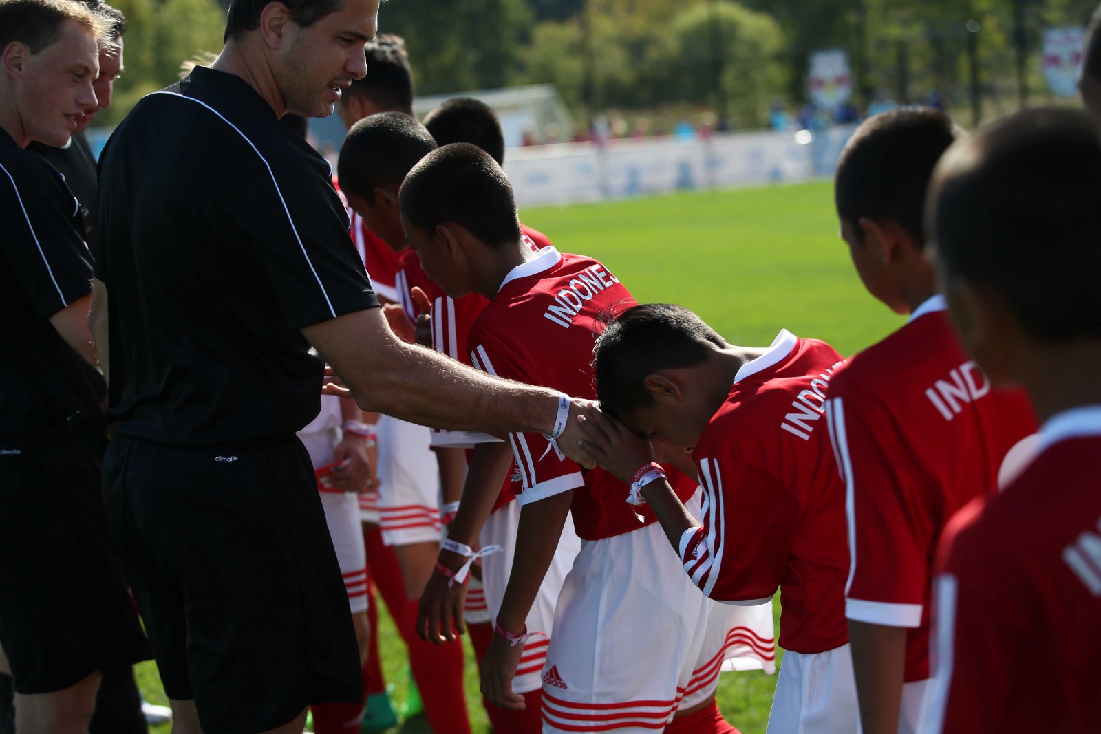 Penampilan dan kebiasaan pemain Timnas Indonesia U-12 mencium tangan wasit di ajang Piala Dunia 2017 yang digelar di Amerika Serikat  menuai kekaguman.    