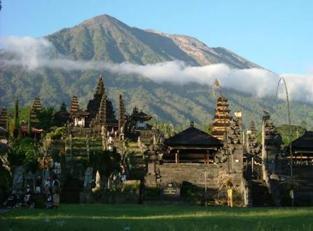 Gunung Agung tampak berawan