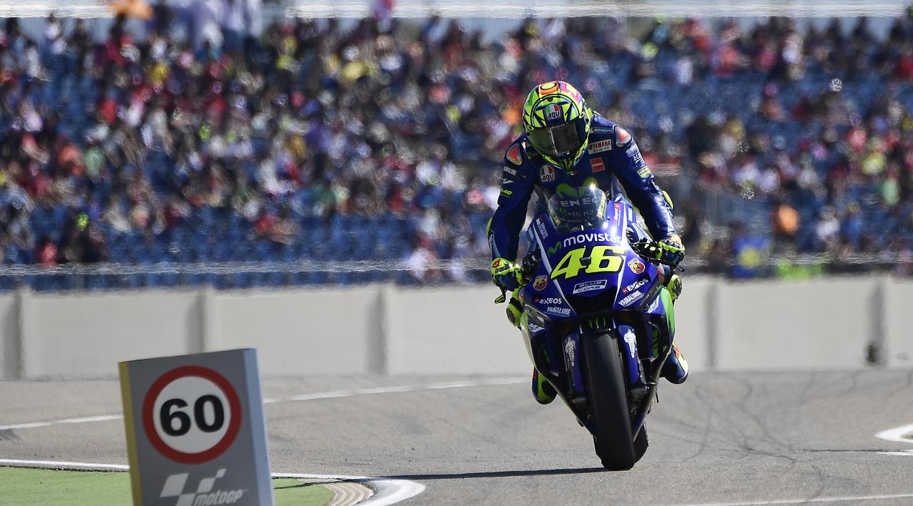 Valentino Rossi mengakui kondisi staminanya belum fit 100 persen saat melakukan balapan di Aragon, pada Minggu kemarin. (foto: AFP)