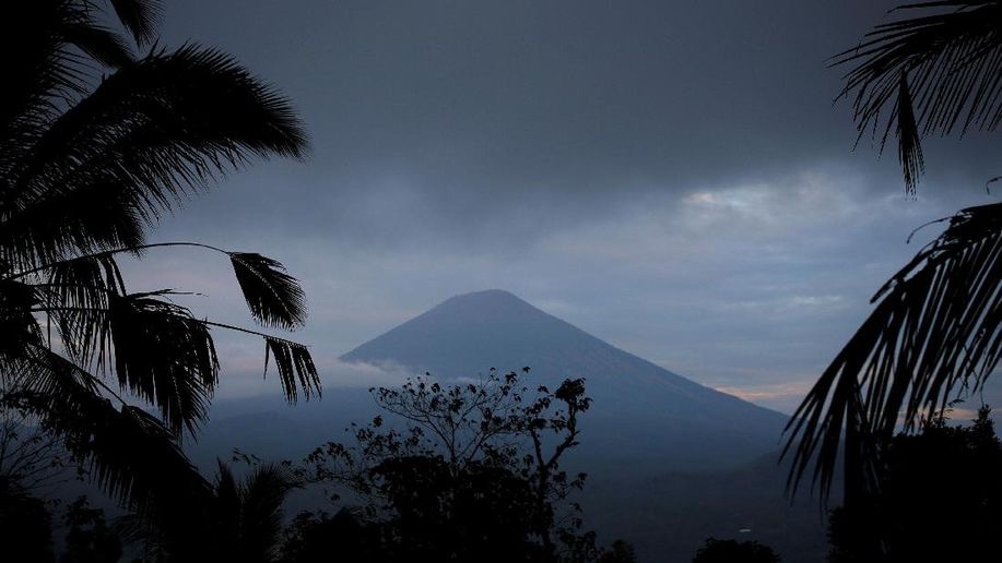 Gunung Agung tertutup kabut, Senin, 25 September 2017. (Foto: detik)