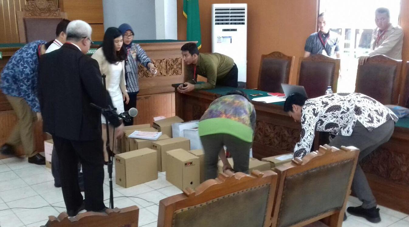 Belasan dus yang dibawa KPK di sidang Praperadilan, Senin 25 September 2017. (Foto: liputan6)