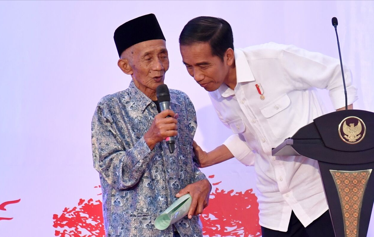 Presiden Joko Widodo di Kota Salatiga, Provinsi Jawa Tengah, Senin 25 September 2017, membagikan 5.781 sertifikat tanah kepada masyarakat yang berasal dari Kabupaten Semarang dan Kota Salatiga secara langsung. (Foto: Biro Pers/Setpres) 