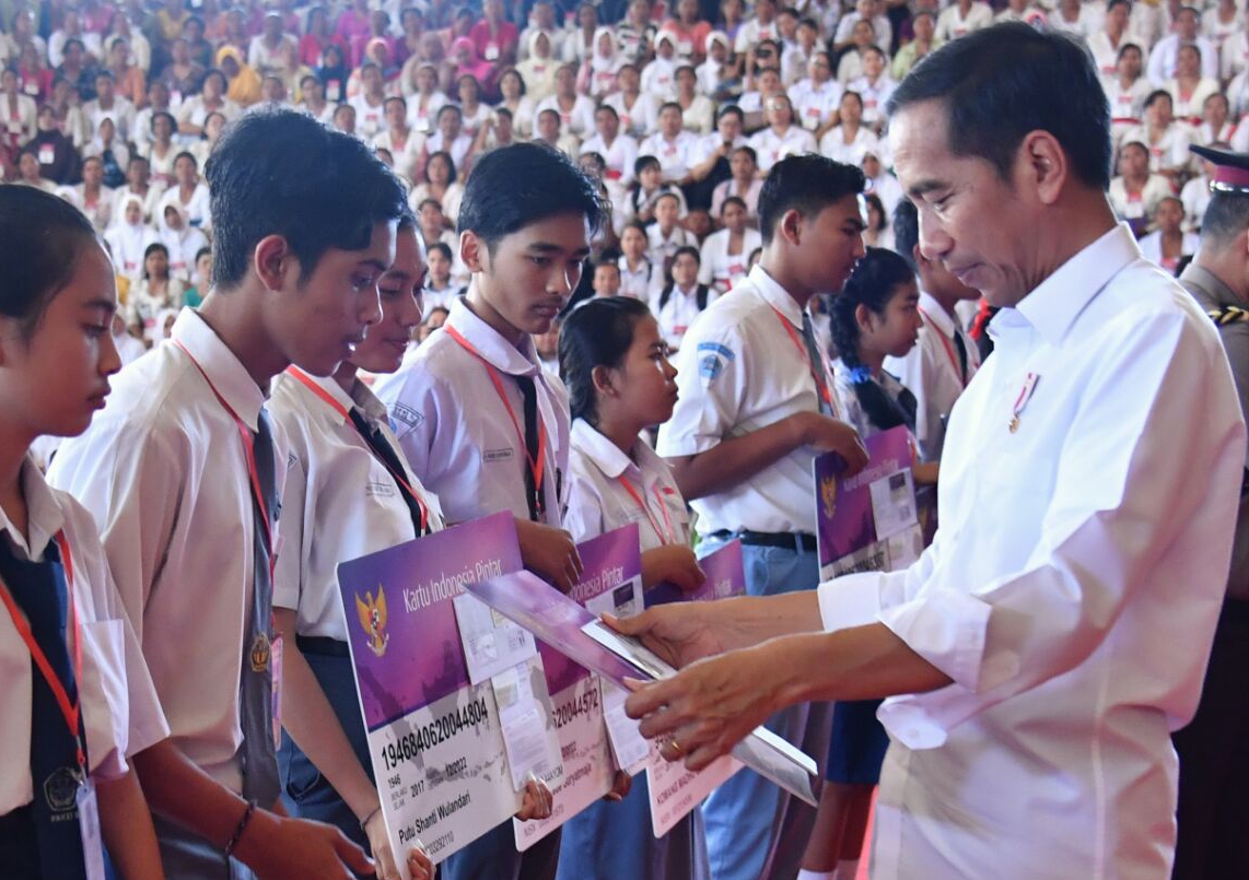 Presiden Joko Widodo membagikan 1.000 Kartu Indonesia Pintar (KIP) kepada masyarakat Kabupaten Buleleng di Gedung Kesenian Gde Manik, Kecamatan Buleleng, Kabupaten Buleleng, Selasa 26 September 2017. (Foto: Biro Pers/Setpres) 