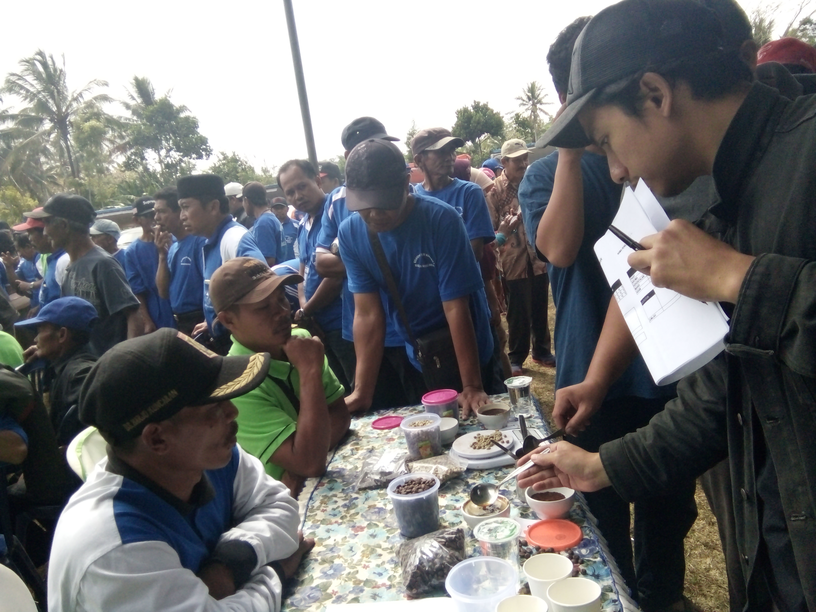 Cupping kopi, barista Triarcimam dari Nene Tuban sedang menguji citarasa kopi. foto:widikamidi