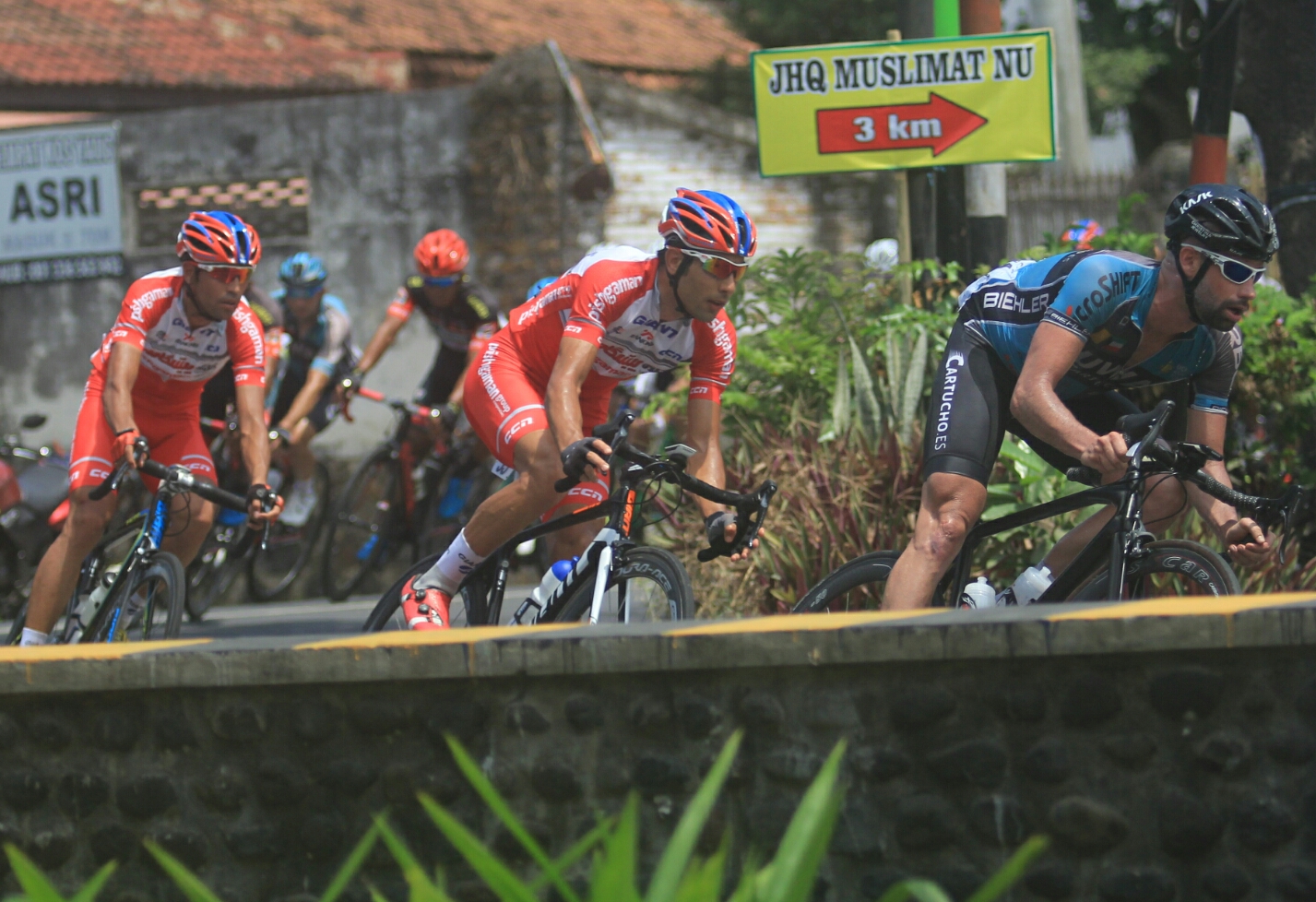 Para pebalap berpacu dibelokan menjelang finish pada etape pertama TdBI 2017. foto:ngopibareng.id/tom 