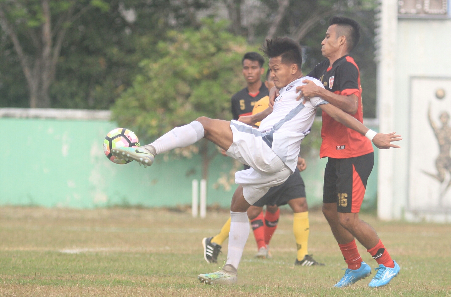 Pemain Madura FC, Beny Ashar menyumbang satu gol saat mengalahkan Persiwa, 2-1, petang tadi. 