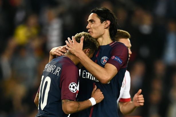 Cavani sempat memeluk Neymar meski tidak ikut merayakan golnya usai pertandingan melawan Munchen, dini hari tadi. 