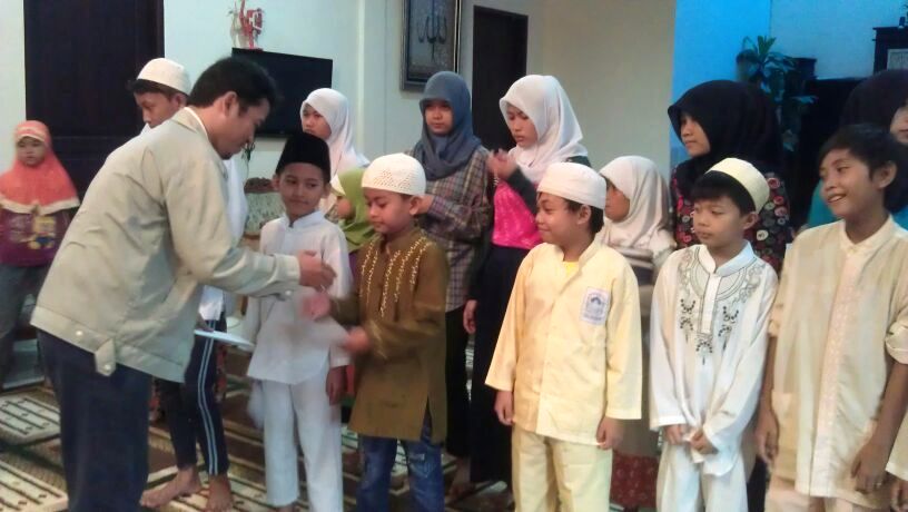 MENGUSAP: Menyantuni anak yatim piatu bagian dari amalan istimeewa Hari Asyura.