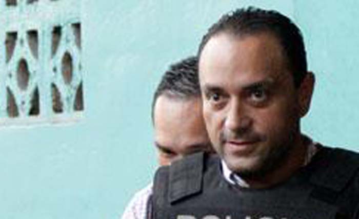 Roberto Borge, mantan gubernur negara bagian Quintana Roo dibawa polisi keluar tahanan. (foto: afp)