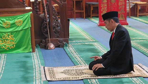 Presiden Joko Widodo ketika melakukan Shalat Tahiyatul Masjid di sebuah masjid di Beijing, Tiongkok. (foto: dok ngopibareng.id)