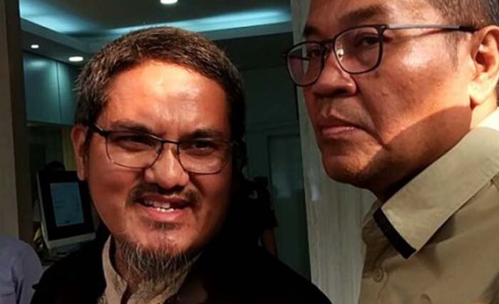  Jonru F Ginting (kiri) ditahan di Polda Metro setelah ditetapkan sebagai tersangka. (foto:tribunnews)