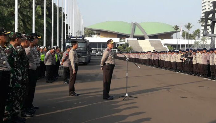 Polisi pastikan tak membawa senjata saat mengamankan kasi 299 di depan Gedung DPR/MPR siang ini.