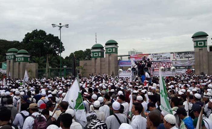 Massa aksi '299' di pintu gerbang DPR-RI Senayan menunggu perwakilan mereka diterima pimpinan DPR, hari Jumat 29 September siang. (foto:tribunnews)