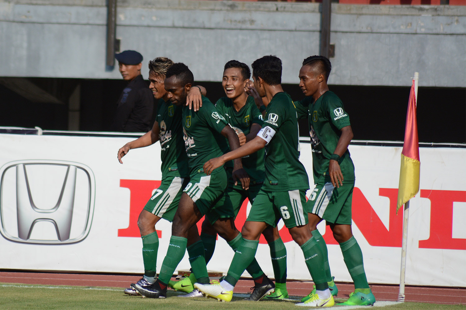 Persebaya tak mau ngalah saat hadapi PErsigo Semeru FC di GBT, Sabtu 30 September 2017. (foto: hrs/ngopibareng.id)
