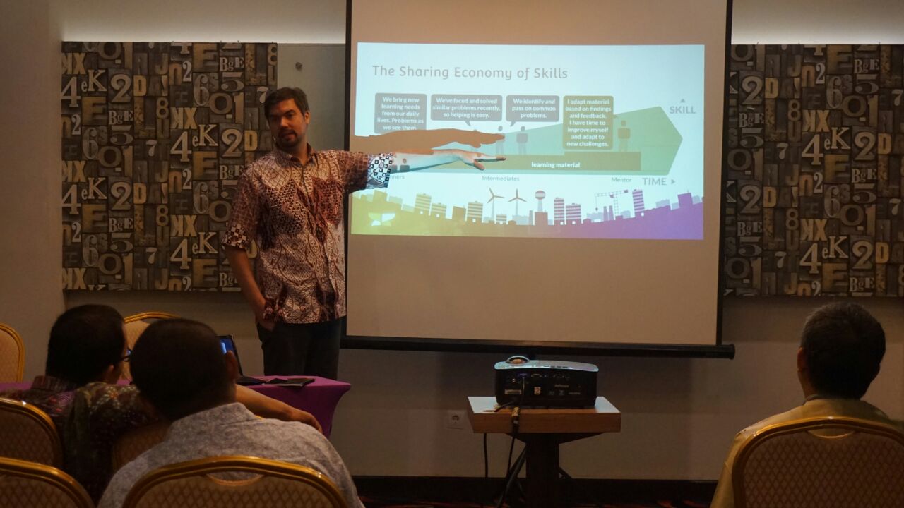 PRESENTASI: Allan Schneitz, Chief Operating Officer (COO) aplikasi LifeLearn. (foto: muhammadiyah.or.id)