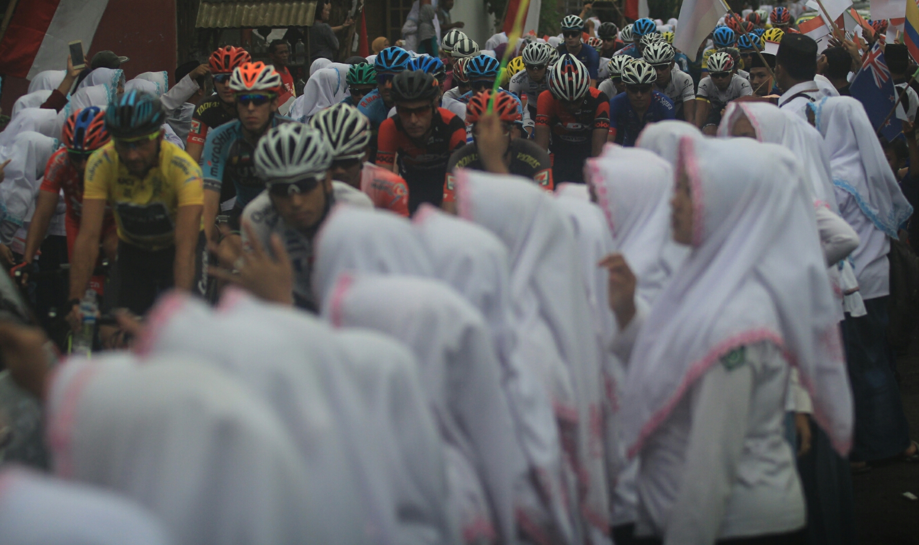 Lautan jilbab memenuhi sepanjang jalan di garis start etape IV Internasional Tuor de Banyuwangi Ijen 2017, pagi tadi. foto:ngopibareng.id/tom 