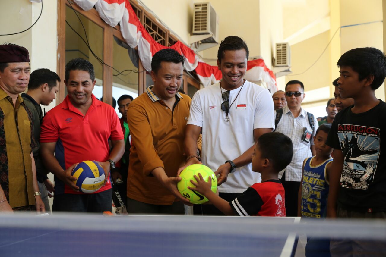 Menpora Imam Nahrawi  sumbangkan beberapa alat olahraga untuk menghibur warga korban Gunung Agung. (foto: dok. Kemenpora)