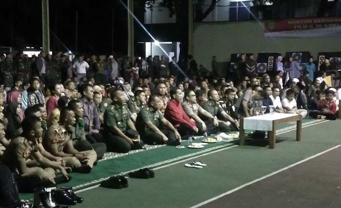 Presiden Jokowi didampingi Panglima TNI Jenderal Gatot Nurmantyo dan jajaran TNI nobar  film Pemberontakan G30S/PKI di lapangan tenis Makorem 061/Suryakancan, Kota Bogor, hingga tuntas pada Sabtu 30 September dini hari. (foto: okezone)