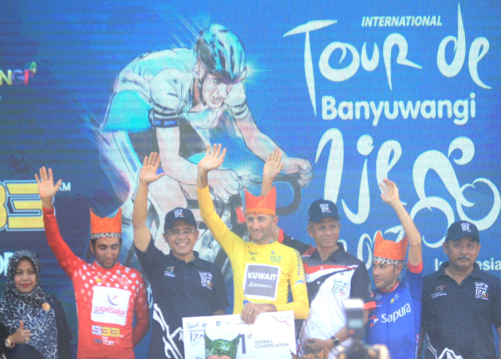 Davide Rebellin (yellow jersey) menjadi juara ITdBI 2017 setelah mencatatkan waktu tercepat di empat etape. foto:ngopibareng/tom