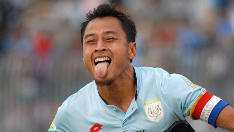 Penyerang Persela Samsul Arif mencetak hattrick ke gawang Persegres di Stadion Surajaya Lamongan, petang tadi. foto:ligaindonesia.id 