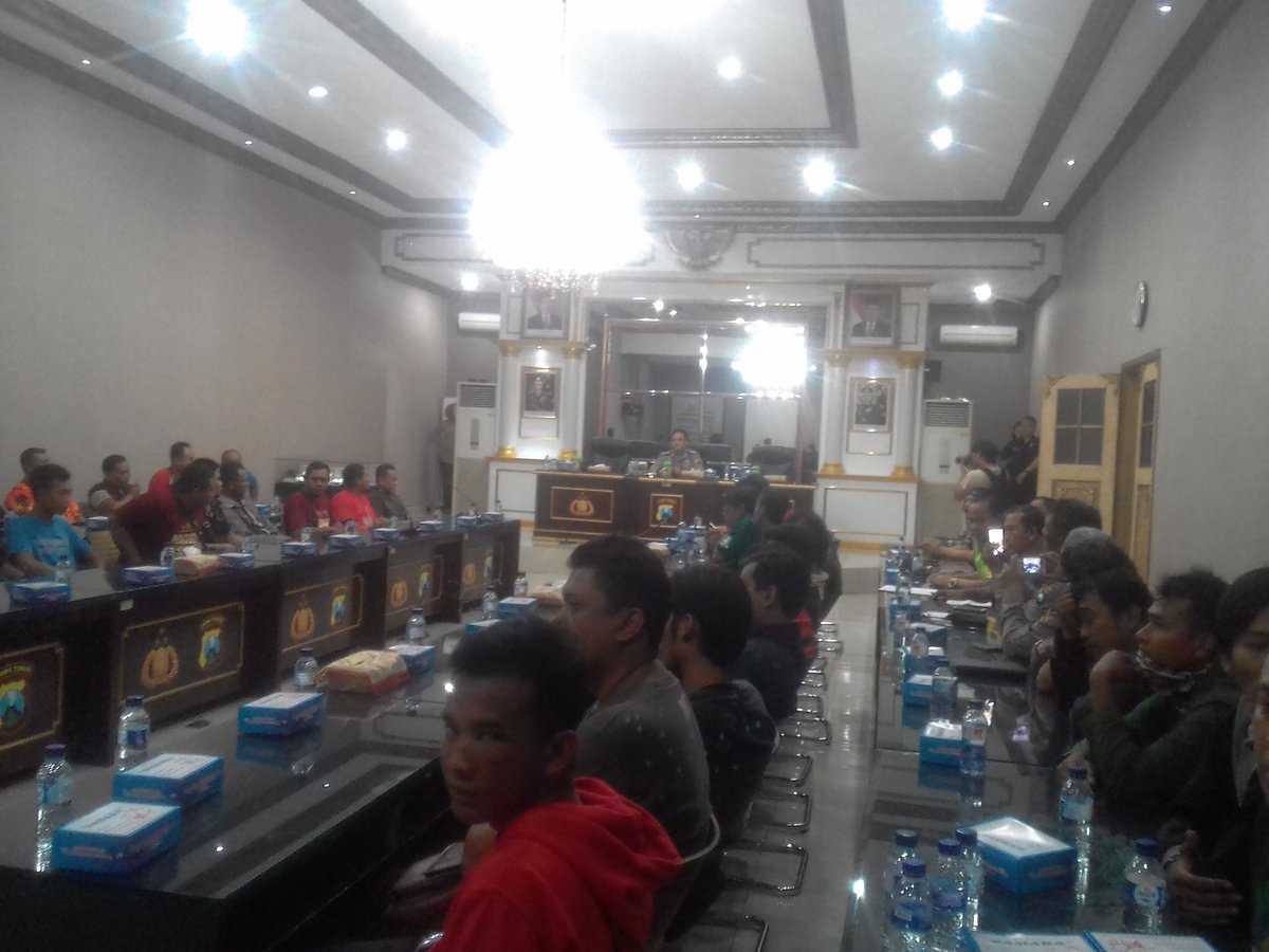 Mediasi Bonek dan PSHT, di Polrestabes Surabaya, Minggu, 1 Oktober 2017. (Foto: BonekMenur1927)