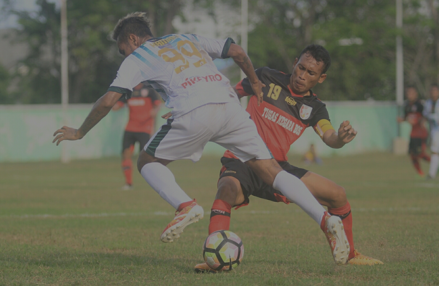 Kapten PS Mojokerto Putra Mujib Ridwan menghadang laju pemain Persiwa dalam laga lanjutan babak 16 Liga 2. 