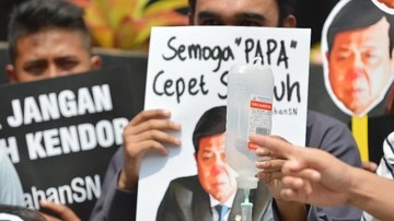 Massa aksi memprotes putusan praperadilan yang mencabut status tersangka Setya Novanto. (Foto: Antara)