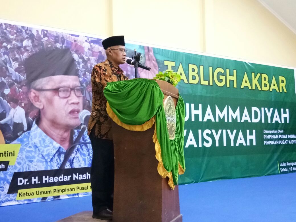 TAUSHIYAH: Haedar Nashir ketika menyampaikan pesan pada warga Muhammadyah (foto: ist)