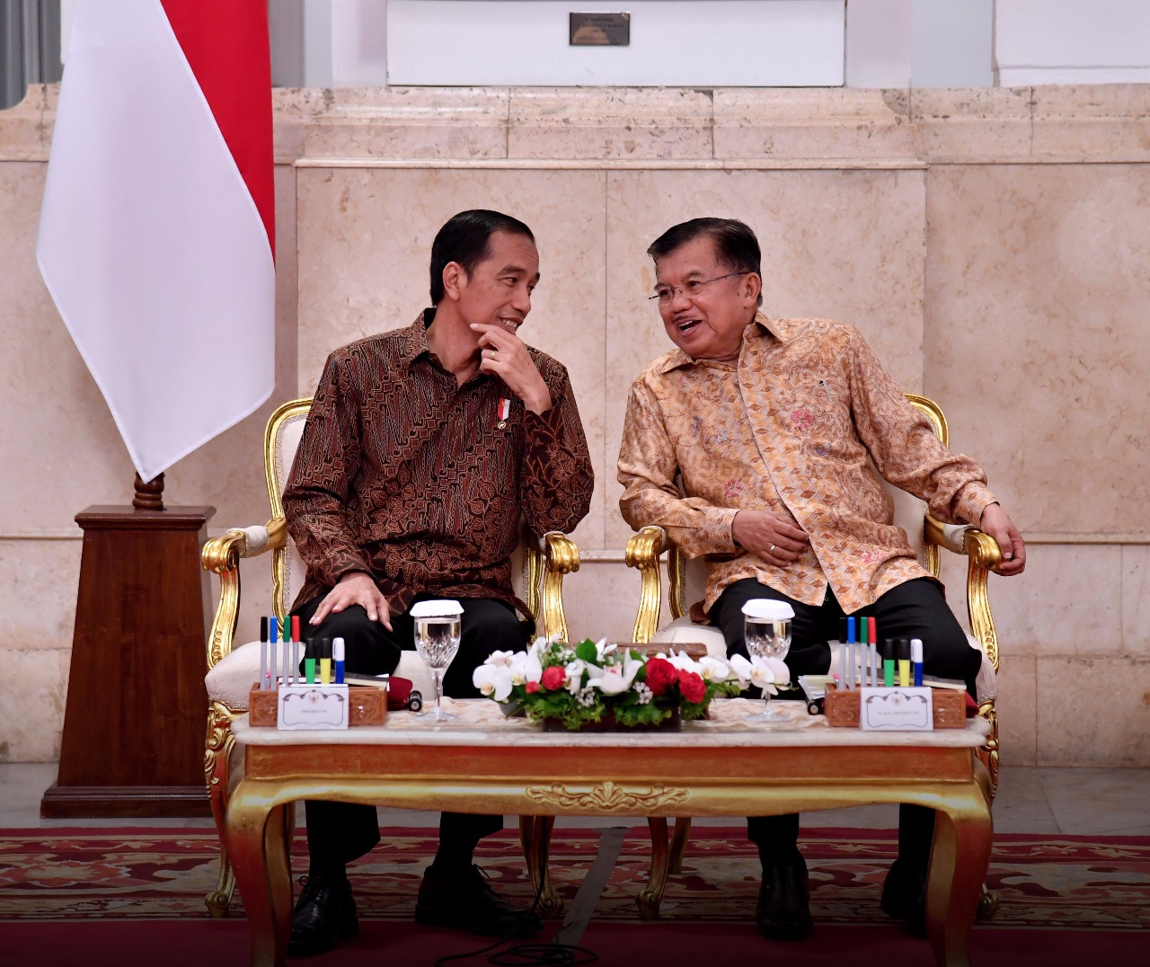 Presiden Joko Widodo diskusi bersama Wakil Presiden Jusuf Kalla di sela-sela memimpin sidang kabinet paripurna di Istana Negara pada Senin, 2 Oktober 2017. (Foto: Biro Pers/Setpres) 