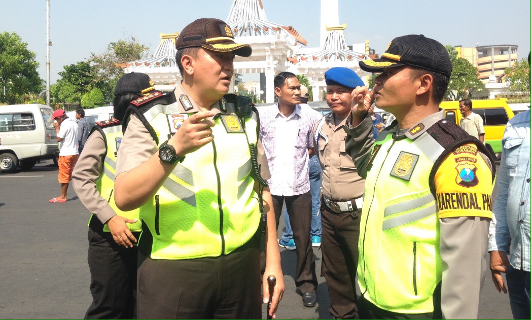 Kapolrestabes Surabaya M Iqbal, mementau pengamanan demo Angkot di Jalan Pahlawan durabaya, Selasa 3 Oktober 2017. (Foto: frd/ngopibareng.id)