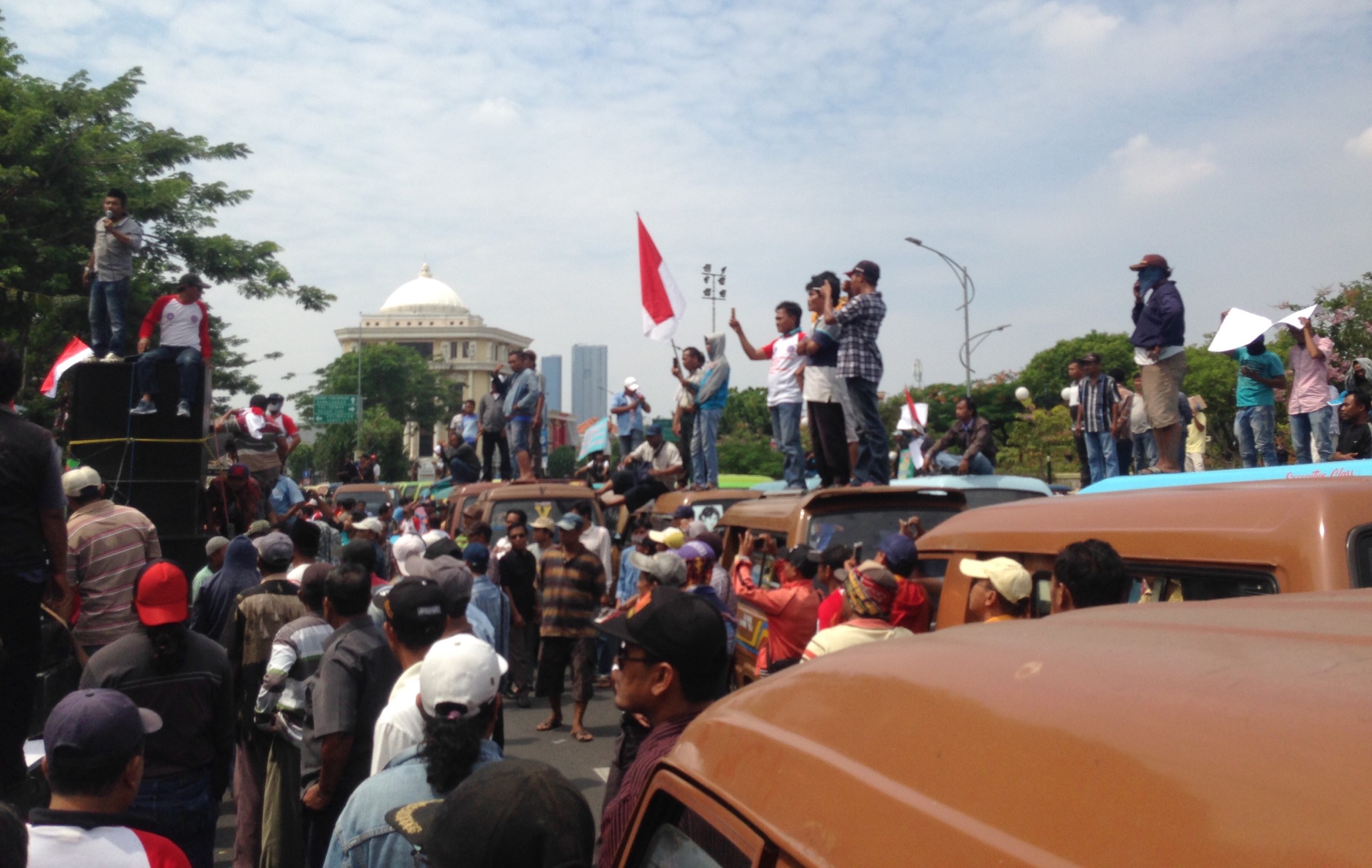 Massa aksi di depan kantor Gubernur Jatim, Selasa, 3 Okteber 2017. (Foto: frd/ngopibareng.id)