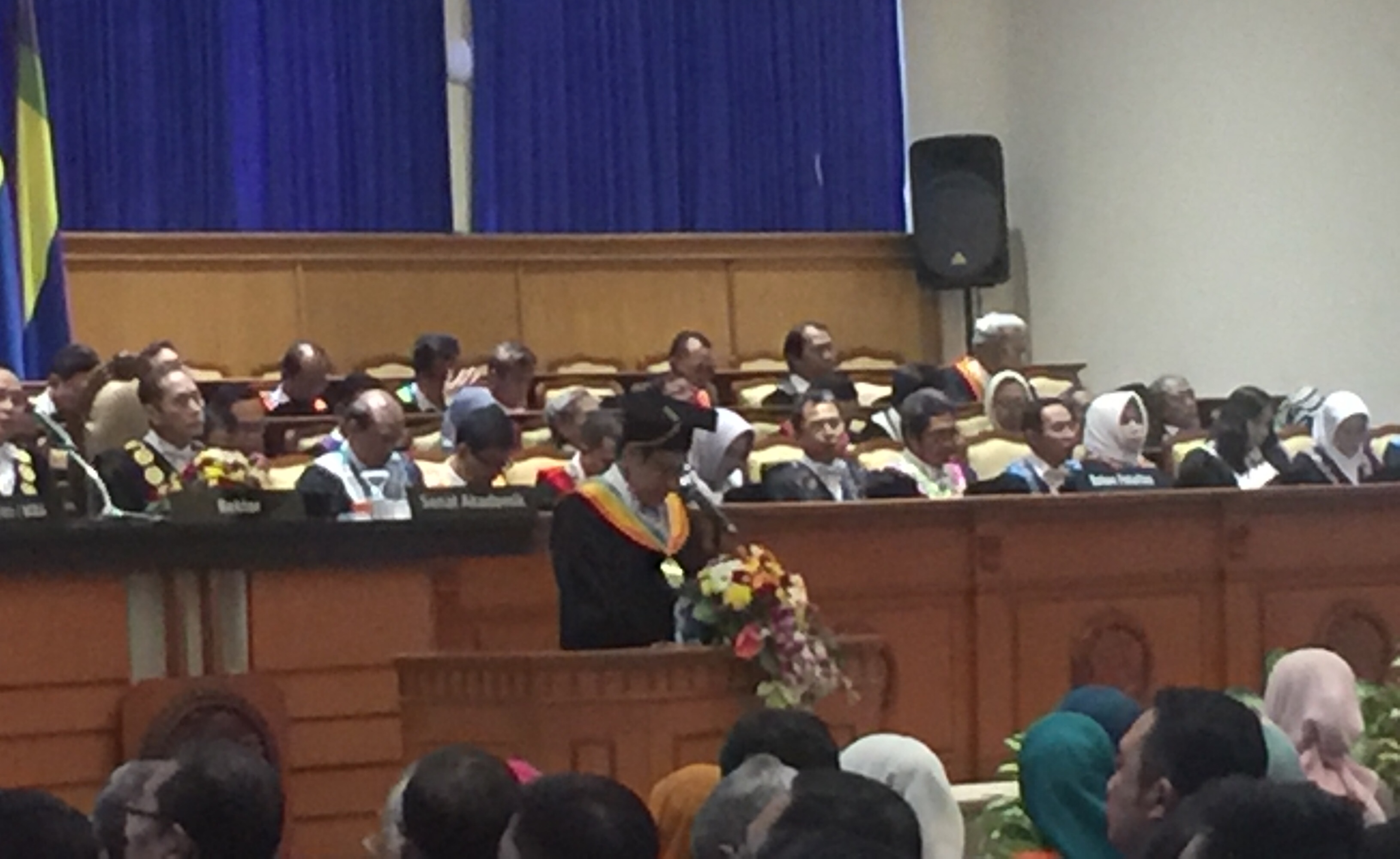 GELAR: Dr HC A Muhaimin Iskandar saat menyampaikan pidato di depan Sidang Terbuka Unair.